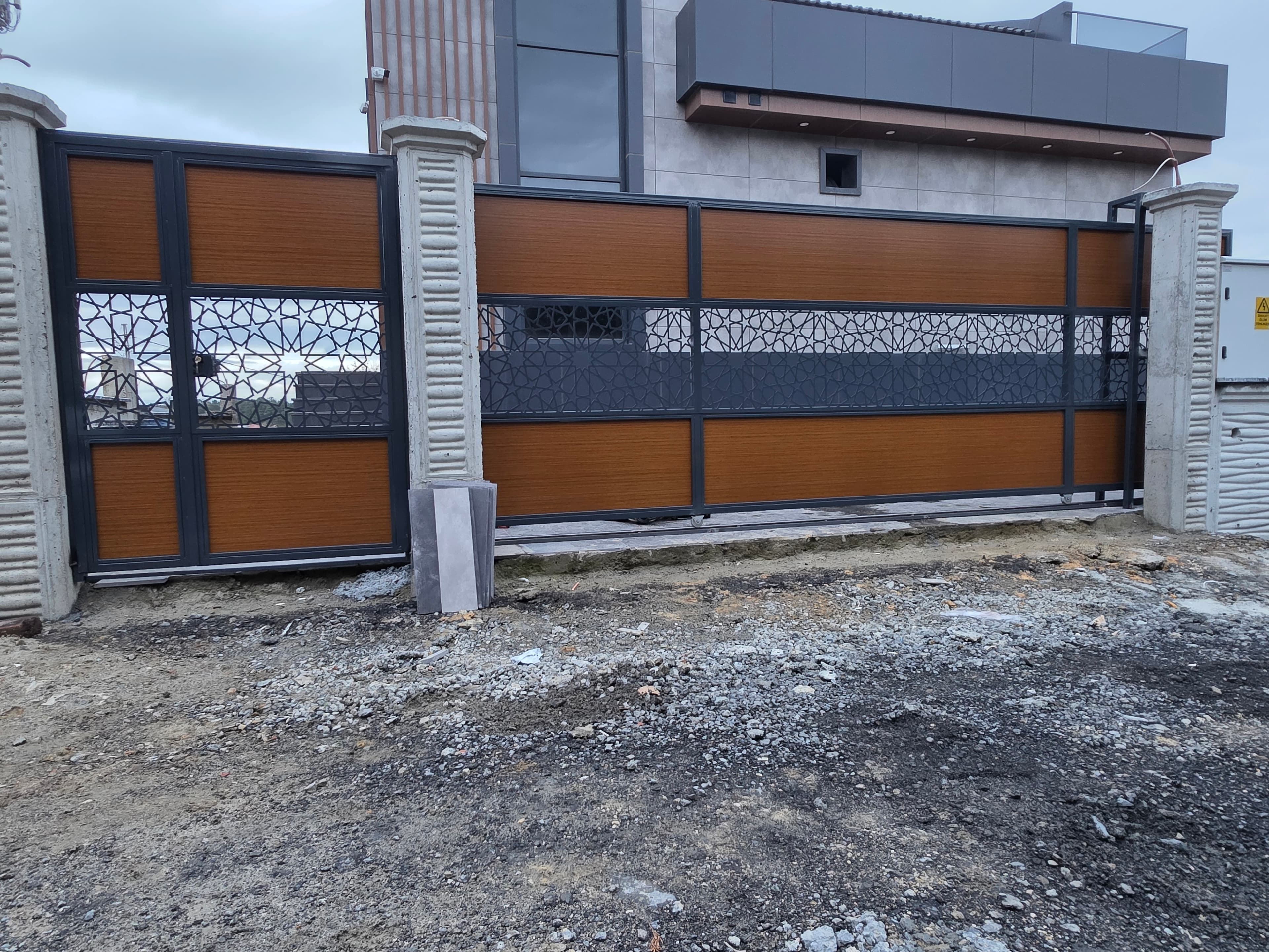 Villa giriş kapısı